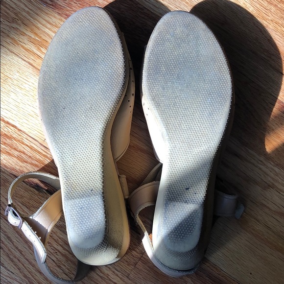 Vintage: Soft Spot Tan Sandals - Picture 3 of 6